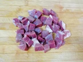 牛肉用凉水泡一个小时左右，中间多换几次水，直到没有血水，泡过的牛肉冲洗干净切成块。