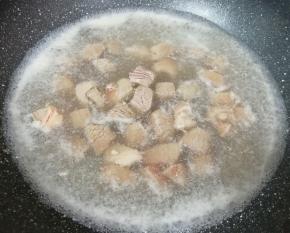 锅内放水，加一勺料酒烧开，下入牛肉焯水，再次烧开以后关火。