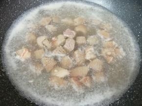 锅内放水，加一勺料酒烧开，下入牛肉焯水，再次烧开以后关火。