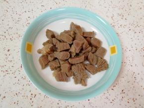 焯过水的牛肉用凉水冲洗干净，控一下水备用。