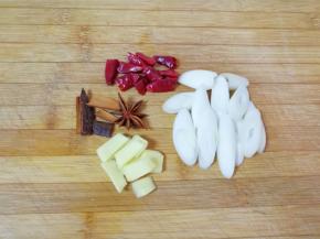 准备好葱、姜、干红辣椒、八角和桂皮。