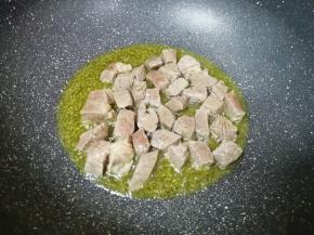 下入牛肉块煸炒至变色。