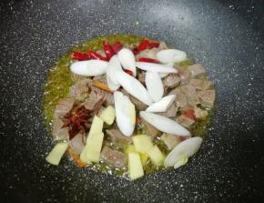 下入葱、姜、干红辣椒、八角和桂皮炒香。