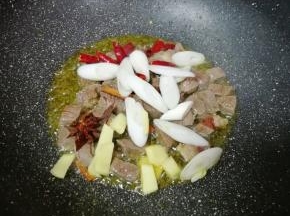 下入葱、姜、干红辣椒、八角和桂皮炒香。