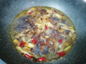 烧开以后小火炖四十分钟(中间搅动几次)。