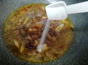 牛肉炖半个小时以后放盐调味，然后继续小火炖。