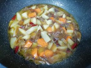  继续炖五分钟左右。