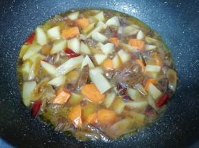  继续炖五分钟左右。