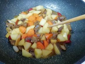  用筷子扎一下土豆，能轻松扎透即可。