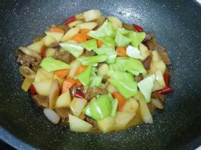 下入青椒翻炒一分钟。