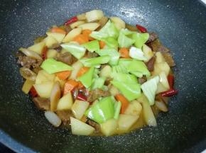 下入青椒翻炒一分钟。