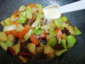 放鸡精翻炒均匀出锅。