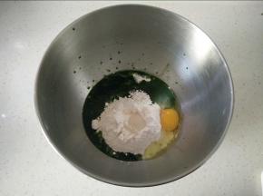 1将菠菜榨成汁，除黄油以外所有面团材料放入厨师机，开始揉面功能.