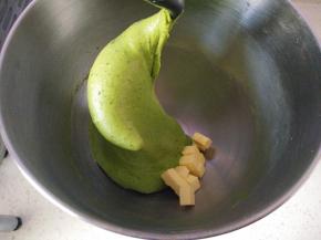 2揉出厚膜放入软化的黄油。
