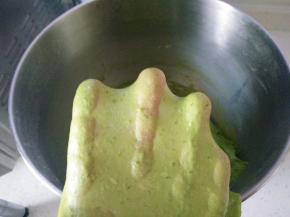 3揉出手套膜，把面团揉圆放入容器并盖上保鲜膜，放室内温暖处进行第一次发酵（所需时间约为1小时左右）。
