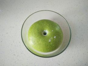 4待面团膨胀至约二倍大，手指沾面粉，在面团中间轻压出一个小凹洞，洞口不回缩不塌陷，就发酵完成。
