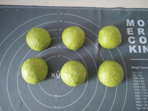 5将面团分割成6等份揉圆，并用保鲜膜盖住松弛15-20分钟。
