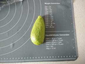 7取一块面团搓成水滴形状。
