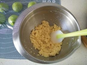 6椰蓉馅所有材料混合均匀备用。
