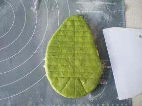 9用刮板在中间压出中心线，再压出1.5里面的横道。
