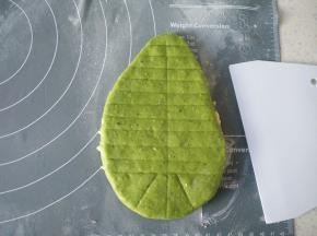 9用刮板在中间压出中心线，再压出1.5里面的横道。
