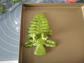 11移到烤盘，每一条都扭几圈。
