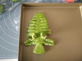 11移到烤盘，每一条都扭几圈。
