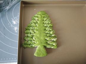 12全部整好形状，开启烤箱发酵功能进行二次发酵约40-50分钟，直到变成1.5-2倍大即可。
