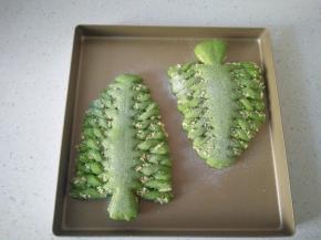 13表面撒些高粉。
