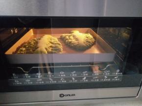 14放入预热好的烤箱中层以160度，烤20分钟左右(视各家烤箱温度而定)，注意观察，随时加盖锡纸。
