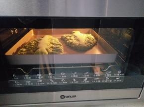 14放入预热好的烤箱中层以160度，烤20分钟左右(视各家烤箱温度而定)，注意观察，随时加盖锡纸。
