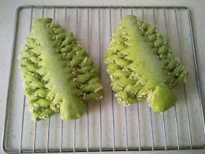 15烤好之后放在晾网上晾凉。
