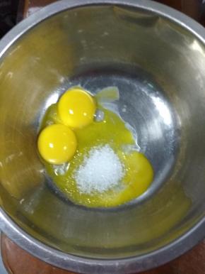 蛋黄加入10克白糖