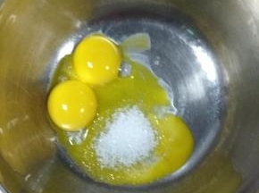 蛋黄加入10克白糖