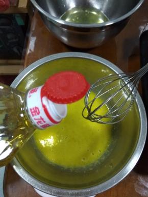 加入玉米油，搅拌均匀