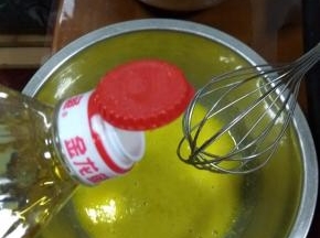 加入玉米油，搅拌均匀