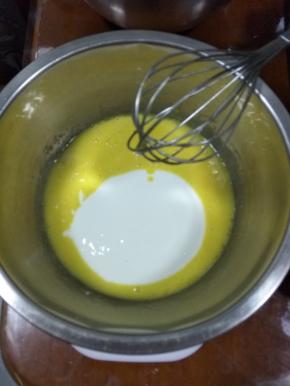 加入酸奶，搅拌均匀