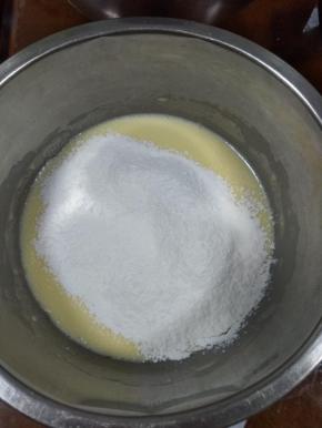 加入低筋面粉，翻拌均匀，不能搅拌过度，以免起筋