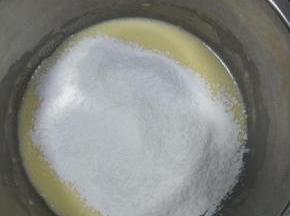 加入低筋面粉，翻拌均匀，不能搅拌过度，以免起筋
