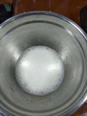 蛋白加入几滴柠檬汁，打至粗泡，加入1/3白糖