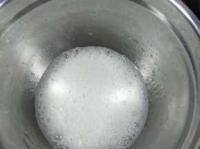 蛋白加入几滴柠檬汁，打至粗泡，加入1/3白糖