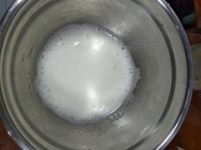 打至粗泡消失，加入1/3白糖