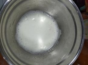 打至粗泡消失，加入1/3白糖