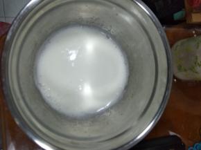 搅打至细腻，加入最后1/3白糖