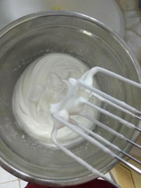 搅打至9分，提起打蛋头呈小三角形