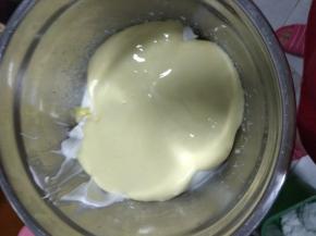 翻拌均匀的面糊加入蛋白中