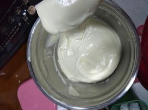 用翻拌或者切拌的方式拌均匀