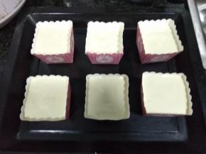 挤入蛋糕杯9分满