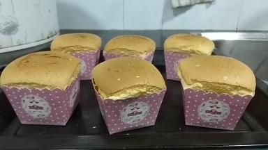 放入烤箱130度烤20分钟，转160度烤30分钟，出锅震一下热气