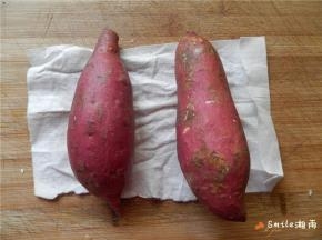 红薯洗干净，用厨房纸擦干水分备用（红薯大小在一致，方便一起烤熟）